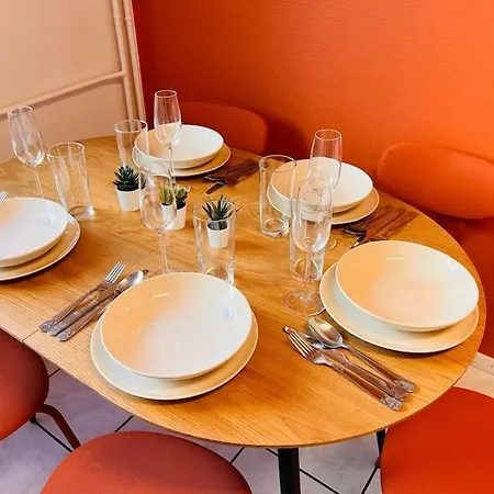 Lumineux, Calme, Parking & Tram Apartment *